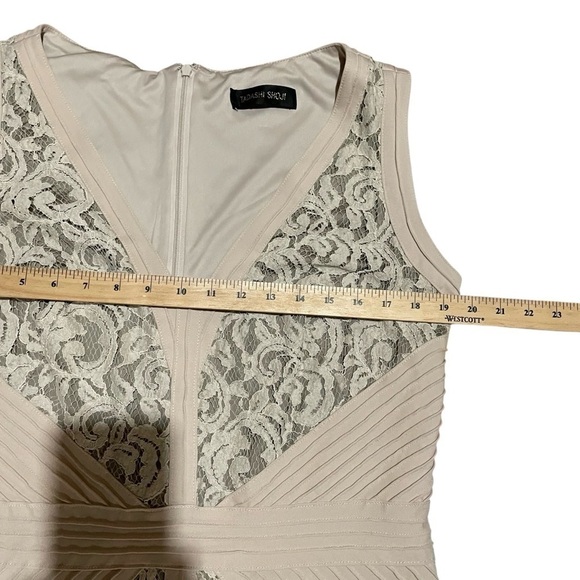 Tadashi Shoji-Lace V-Neck Gown with Pintuck Jersey Piping-Size Large - Picture 10 of 12